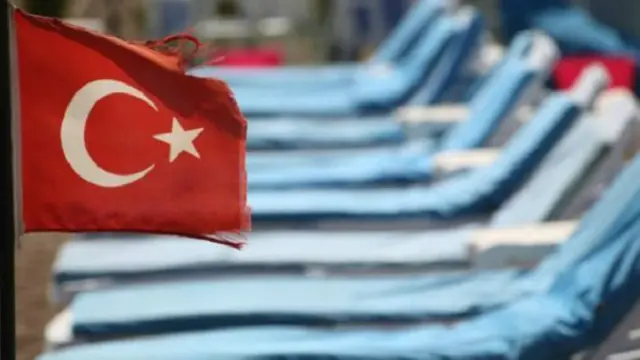 مقاعد الشمس فارغة