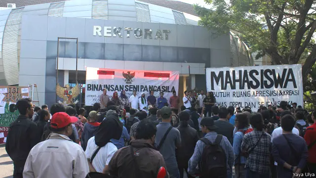 Aksi damai mahasiswa Institut Seni Yogyakarta digelar di depan gedung Rektorat.