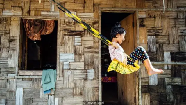 Sanjanai Kharrymba, 6 tuổi, chơi trên chiếc đu tái chế nâng cao phía bên ngoài nhà (Ảnh: Tanveer Badal)