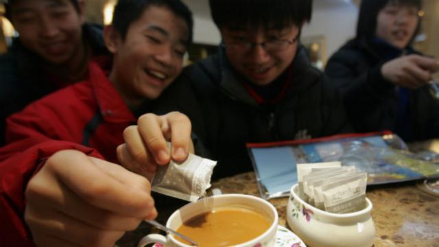 一些人认为，你是否在茶里加糖透露出某些有关你社会地位的信息。（图片来源：Getty Images）