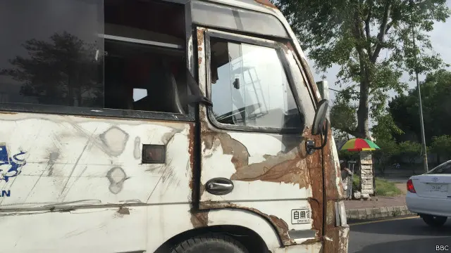 یہ اسلام آباد جو ملک کا دارالحکومت ہے کے شہریوں کے لیے چلنے والی پبلک ٹرانسپورٹ کی بس کی تصویر ہے جس کے ڈرائیور کی سیٹ بیلٹ نے دروازے کو قابو میں رکھوا ہے