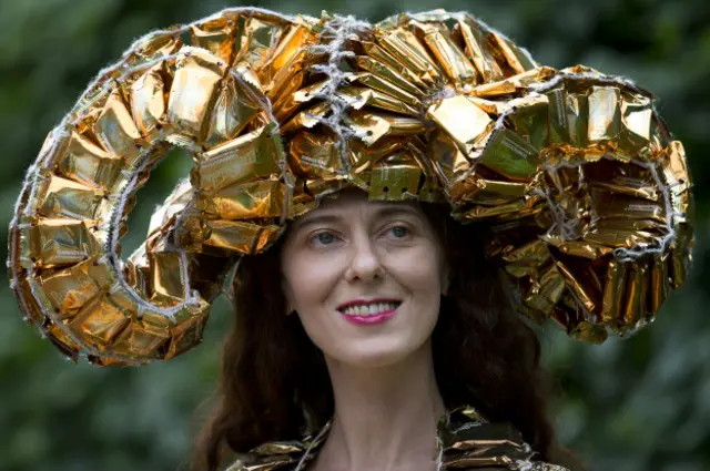 Шляпа в виде рогов овцы