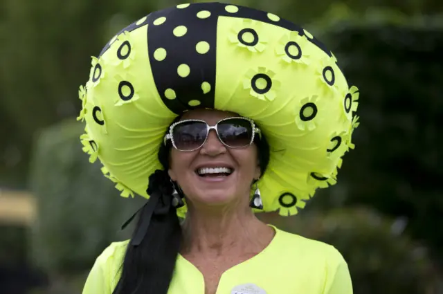 Шляпа в виде бублика