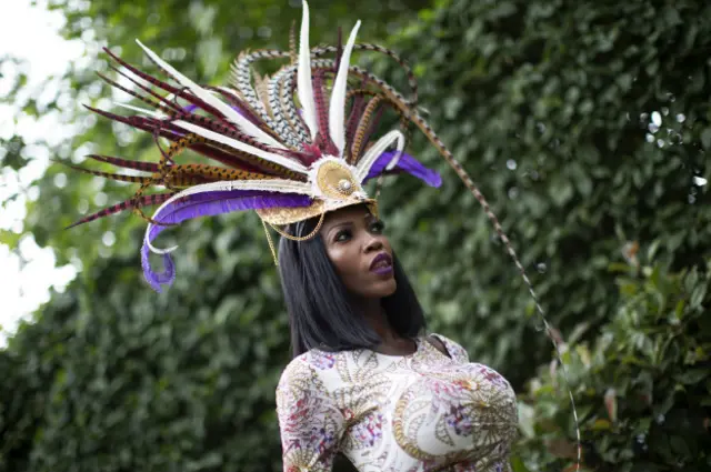 Шляпа в виде райской птицы