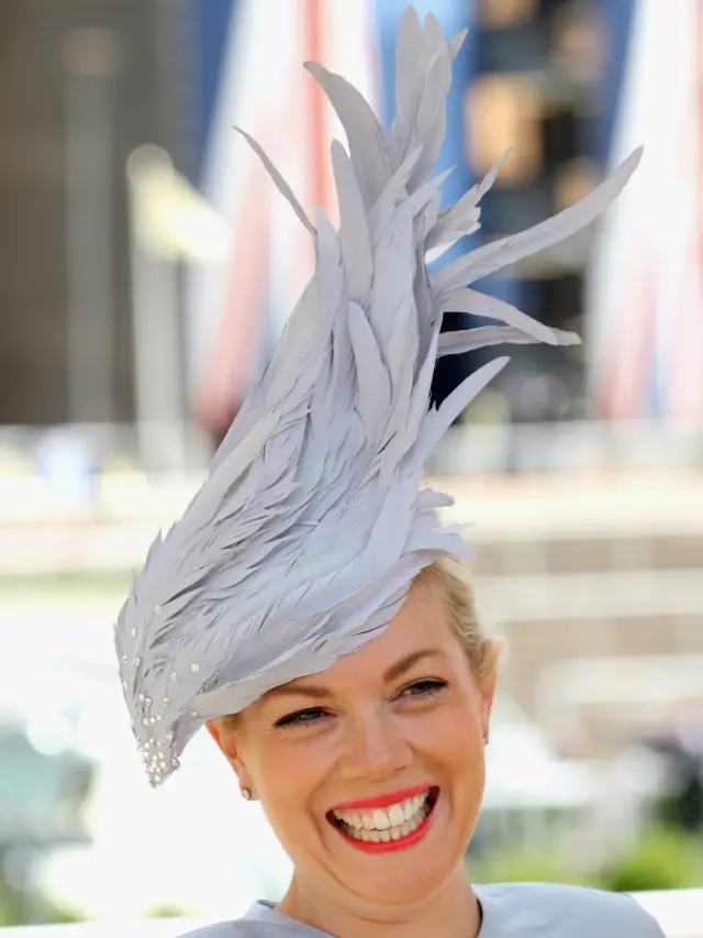 Шляпа с белыми перьями