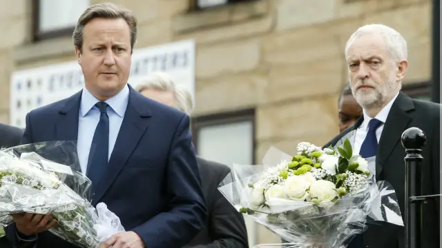 首相卡梅伦(图左)与科尔宾(图右)向公投前夕遭谋杀的工党女议员乔·考克斯(Jo Cox)献花致意
