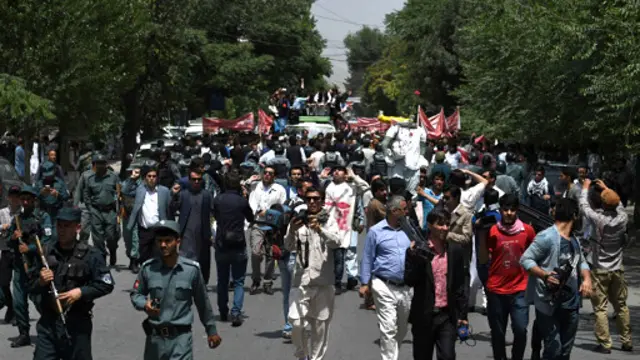 تظاهرکنندگان دولت را به ناتوانی و کوتاهی در جلوگیری از ناامنی متهم می‌کردند
