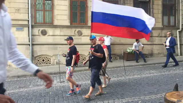 Болельщики с российскими флагами