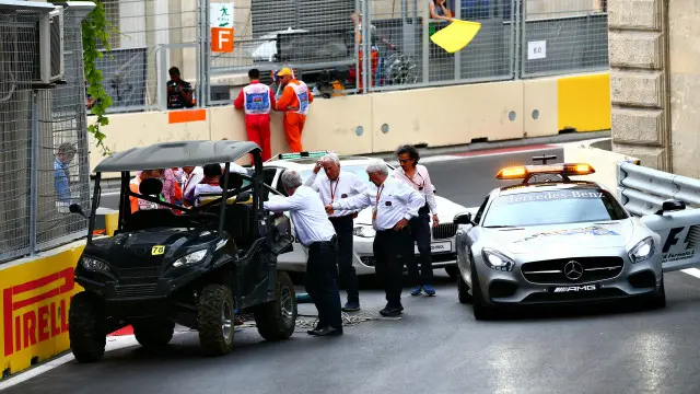 F1 rəhbərliyi bardürləri yoxlayır