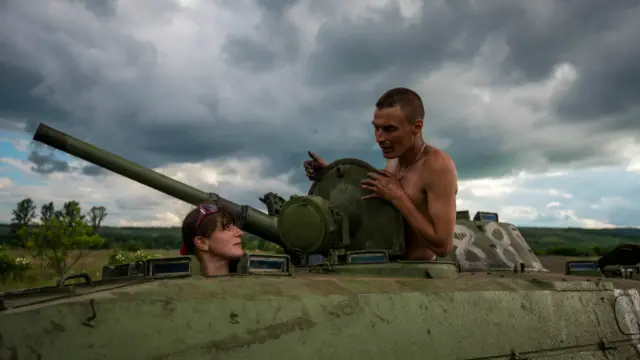 Двоє бійців "Айдару" сперечаються щодо того, як кермувати БМП поблизу Щастя.