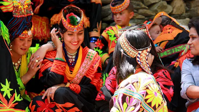 د کالاش د ښځو کالي له بېلابېلو زړه راښکونکو رنګونو جوړ دي