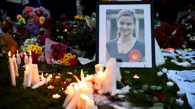 تعرضت كوكس، 41 عاما، إلى هجوم بسلاح أبيض وسلاح ناري أثناء توجهها لعقد اجتماع مقرر في دائرتها الانتخابية الخميس.