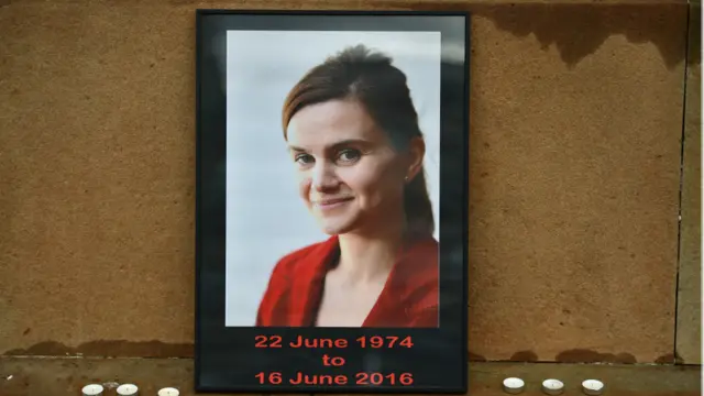 乔·考克斯的遗照