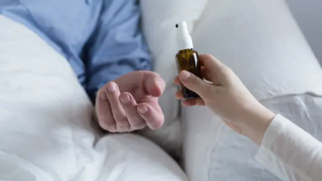 Больному протягивают лекарство