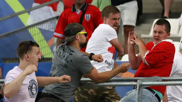 11 червня: напад на британського фана наприкінці матчу між Росією та Англією в Марселі