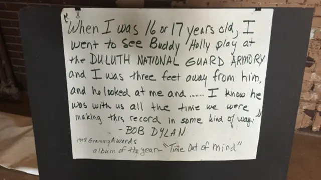 杜鲁斯军械库艺术与音乐中心的牌子摘抄了迪伦在1998年格莱美颁奖典礼上描述他在这里看巴迪·霍利演出的情景