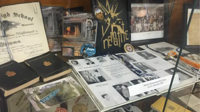 希宾高中历史陈列室里和迪伦有关的纪念品