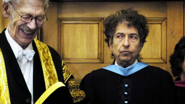 鲍勃·迪伦在英国圣安德鲁斯大学被授予名誉音乐博士学位