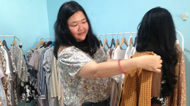 Amita Irawati, kiri, pemilik dan perancang baju ukuran plus.