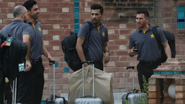 پاکستان ٹیسٹ ٹیم سنیچر کے روز دورۂ انگلینڈ کے لیے لاہور سے روانہ ہو گئی ہے