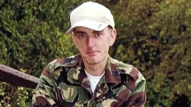 قال توماس مير في جلسة للمحاكمة إن اسمه "الموت للخونة، الحرية لبريطانيا."