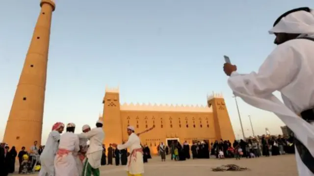 المذهبان السني والشيعي يتفقان في الأصول ويختلفان في الممارسات والطقوس ويشكل السنة غالبية المسلمين في العالم