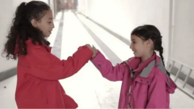 المخرجة العراقية البريطانية هدى السوداني، عالجت قضية الزواج بين السنة والشيعة وإنجاب أطفال سوشي في فيلمها الوثاثقي "لماذا لا أستطيع أن أكون سوشي؟"