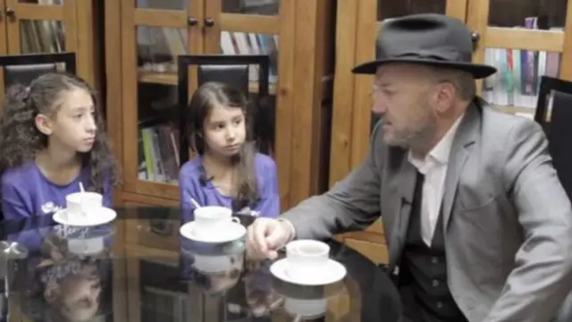 السياسي البريطاني جورج غالاوي ظهر في لقطاتب الفيلم لإبراز مشكلة الطائفية والانقسام السني الشيعي