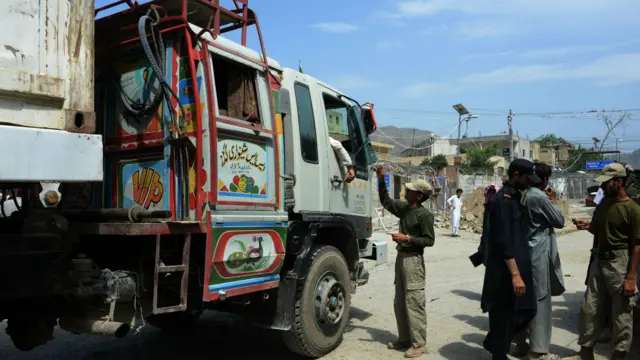 پاکستان نے افغانستان کے حکام کے ساتھ مذاکرات کے بعد پانچ دنوں سے بند طورخم سرحد کو سنیچر کی صبح کھول دیا ہے۔