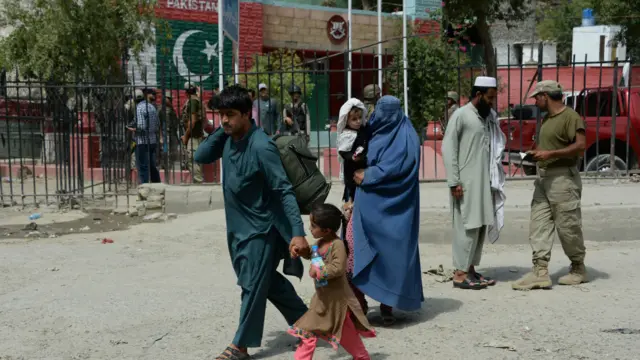 پاکستان کی جانب سے طورخم کے مقام پر سفری دستاویزات کی جانچ پڑتال کرنے کے فیصلے سے سرحد پار آنے جانے والوں کی ایک بڑی تعداد متاثر ہوئی تھی۔
