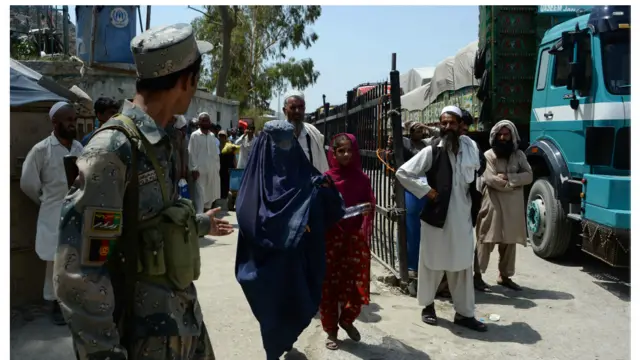 پاکستان نے طورخم پر گیٹ کی تعمیر کو روکنے کےمطالبے کو تسلیم نہیں کیا ہے اور واضح طور پر کہا ہے کہ سرحدی گیٹ کی تعمیر کا سلسلہ بدستور جاری رہے گا۔