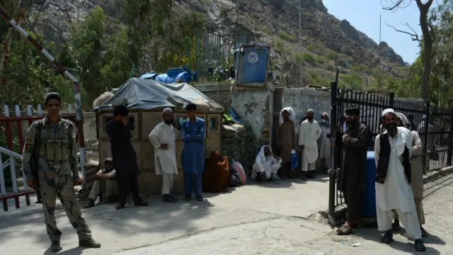 ایک اندازے کے سفری دستاویزات کی شرط کو متعارف کرائے جانے سےپہلےروزانہ چالیس سے پچاس ہزار افراد سرحد کی دونوں جانب آتے جاتے تھے۔