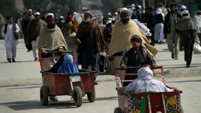 فائرنگ کے بعد سرحد پر حالات انتہائی کشیدہ ہوگئے تھے جس سے دونوں جانب آمد و رفت معطل ہوگئی تھی۔