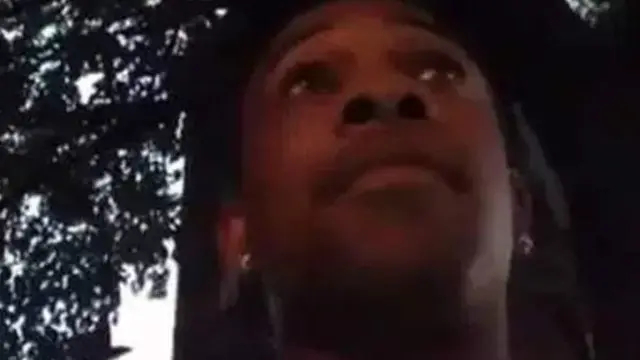 انتونیو پیرکینز پر مرۍ او سر په ډزو ویشتل کېږي