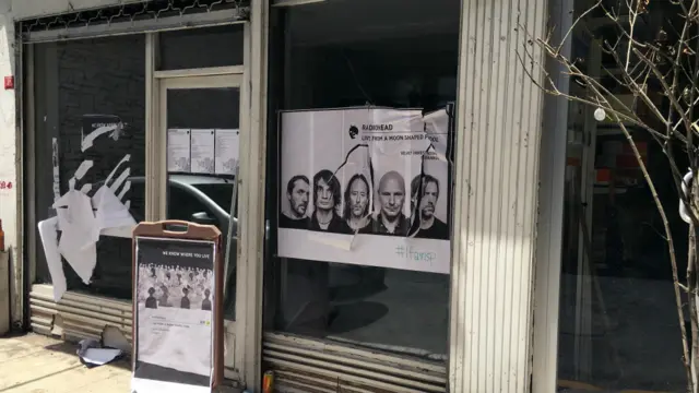 唱片行在周五的攻擊事件中受到破壞。