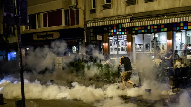 攻擊事件發生後，示威者上街抗議，被警方用催淚瓦斯及水槍驅散。