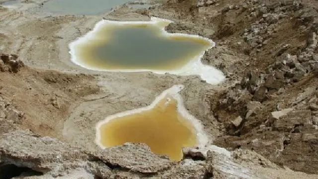 طائرة بدون طيار لبي بي سي تنقل منظرا رائعا وفريدا للمباني التي هُجرت بسبب انحسار مياه البحر الميت وظهور الحفر أو المجاري الجافة