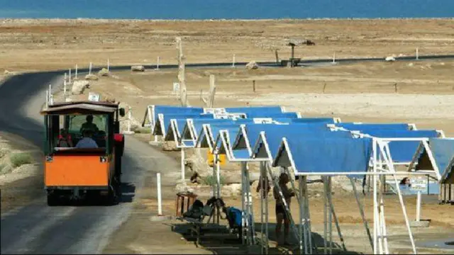 البحر الميت ذاته يعاني من انكماش، لكن جاذبيته لم تتراجع