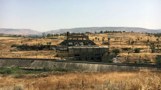 أطلال محطة لتوليد الطاقة الكهرومائية بناها بنحاس روتنبرغ في منطقة نائية من وادي النهر