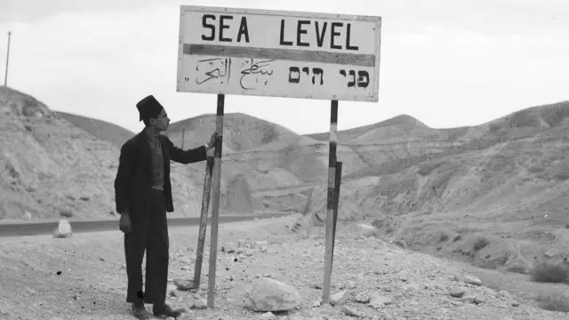 مياه البحر الميت تتراجع بسرعة أكبر مع بناء الدول المحيطة به للسدود