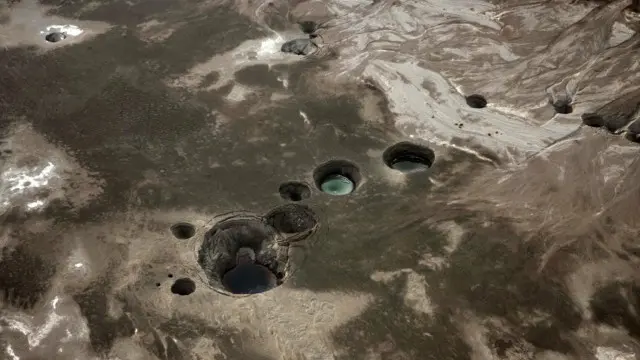 تزايد أعداد الحفر أو المجاري الجافة جعل من الصعب على المزارعين العمل بشكل آمن في المنطقة