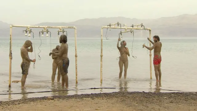 المنطقة الواقعة حول البحر الميت تمثل مزارا سياحيا وعلاجيا شهيرا بسبب خصائص المياه الفريدة التي يتمتع بها