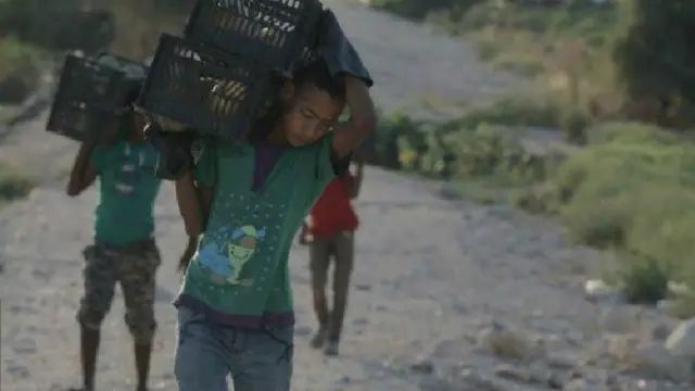 كيفين كونوللي يتحدث إلى المزارعين على الجانب الأردني من البحر الميت