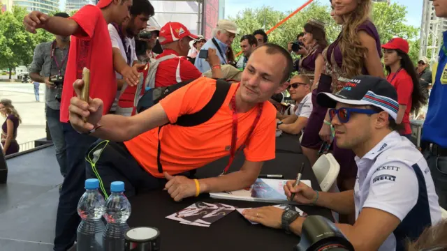 Williams komandasının pilotlarından avtoqraf almaq üçün Dənizkənarı Bulvarda uzun növbə yaranmışdı. Pilotlardan avtoqraf alan fanatlar "selfie" çəkməyi də unutmurlar. 