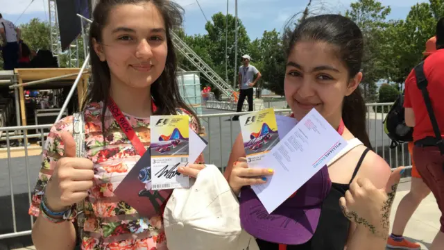 Williams komandasının fanatı olduğunu deyən qızlar özləri ilə gətirdiyi papaqlara da pilotların imza atmasını xahiş ediblər. 