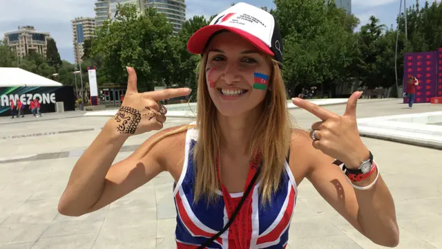 Tamaşaçılar, xüsusilə qızlar arasında üzünə Azırbaycan bayrağını və F1 yarışının logosunu çəkənlərə tez-tez rast gəlmək olur.