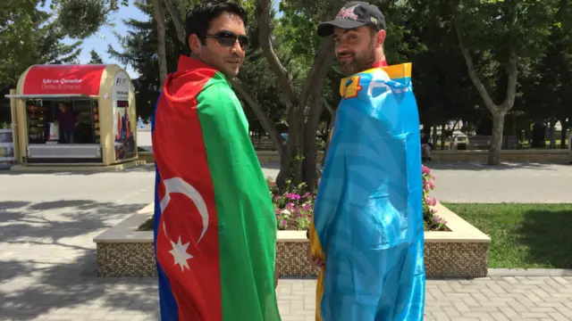 İspaniyalı pilot Fernando Alonso-ya sevgisini azərbaycanlı gənc onun bayrağını kürəyinə asmaqla göstərir. 