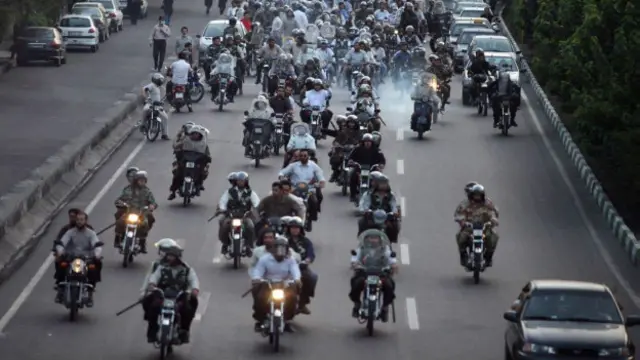 متورسوارانی که به باتوم مسلح بودند و با معترضان برخورد میکردند