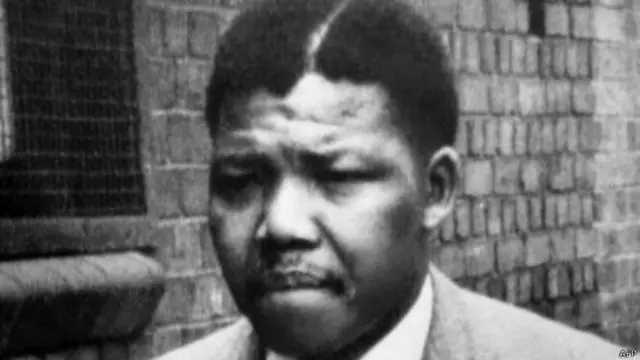 نلسن منډېلا په ۱۹۶۲کې بندي شوی و او وروسته په دې تور محکوم شو چې غوښتل يې په زوره حکومت نسکور کړي