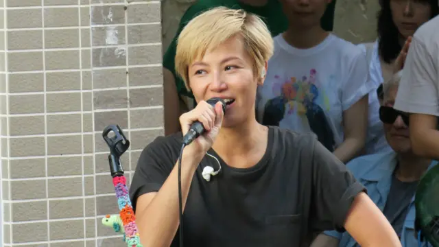 何韵诗在音乐会尾声谈话时一度红了眼眶，但她表示她不会哭出来。